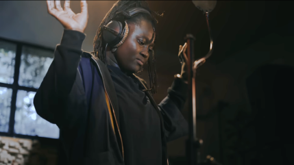 Afrasonic poursuit son conte musical avec "Pleure pas, Rose-Marie", aux côtés de Lidiop et Mariaa Siga Afrasonic poursuit son conte musical avec "Pleure pas, Rose-Marie", aux côtés de Lidiop et Mariaa Siga